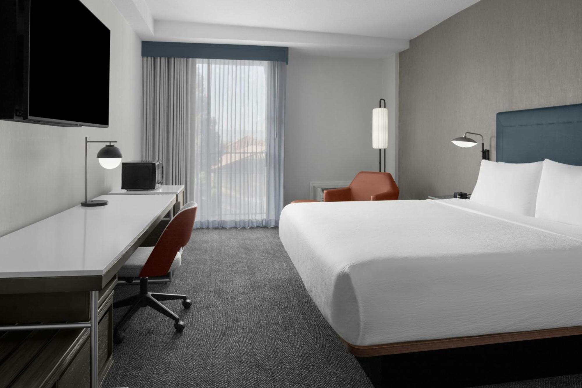 Courtyard San Jose Airport Hotel Exterior photo